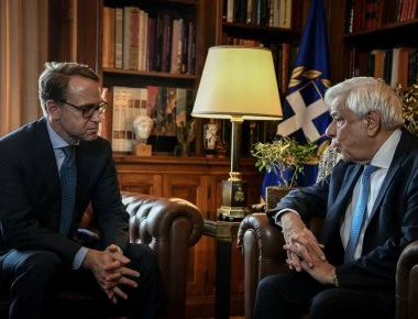 Ο Παυλόπουλος υποδέχτηκε τον Γενς Βάιντμαν: «Θα είμαστε στο πλευρό της Ελλάδας μέχρι να σταθεί στα πόδια της» (φωτό)